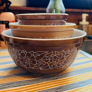 2 sets of 3 vintage Pyrex dishes.